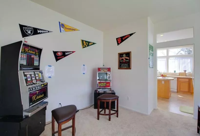 Clearlake Oaks Home W/ Game Room, Dock & Deck