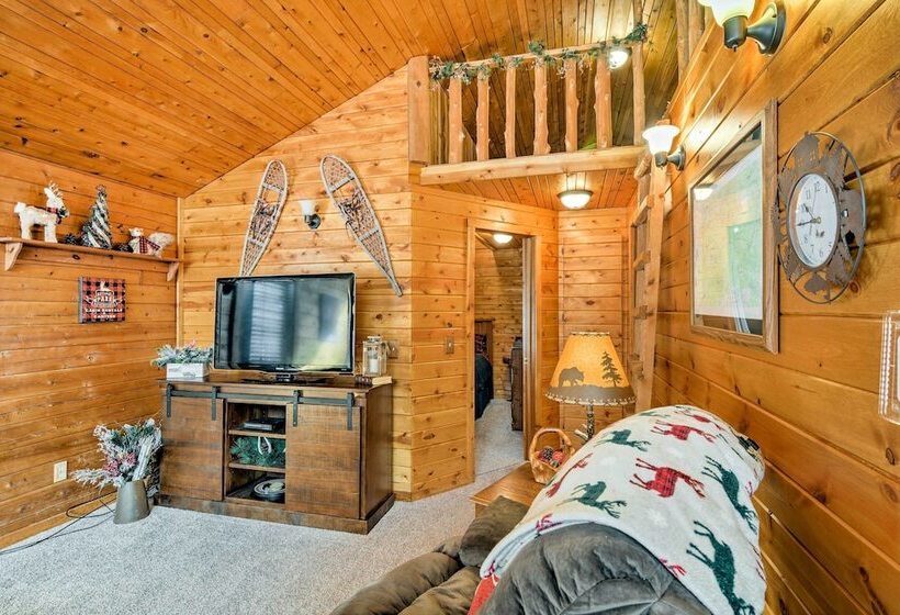 Cozy Manistique Cabin W/ Deck, Grill & Fire Pit!