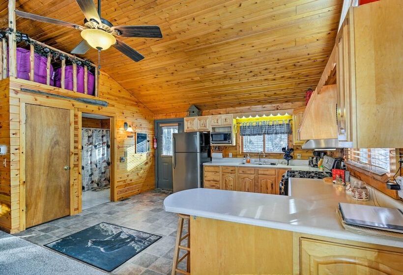 Cozy Manistique Cabin W/ Deck, Grill & Fire Pit!