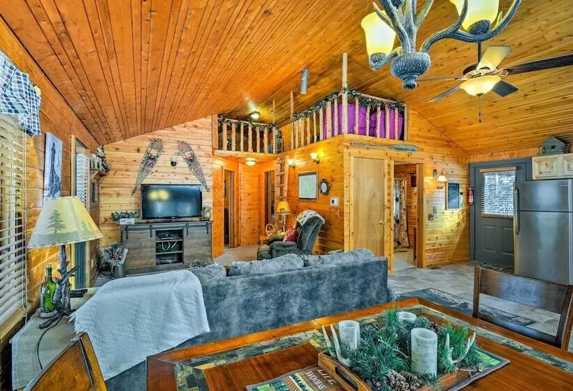 Cozy Manistique Cabin W/ Deck, Grill & Fire Pit!