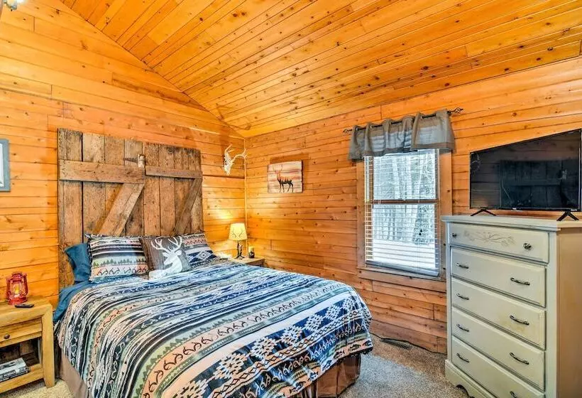 Cozy Manistique Cabin W/ Deck, Grill & Fire Pit!