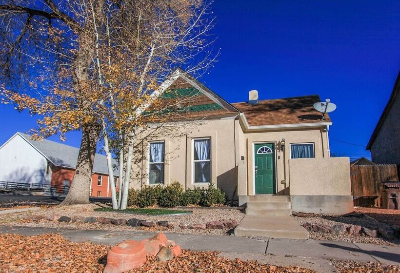 Downtown Home W/ Grill: 5 Mi To Garden Of The Gods