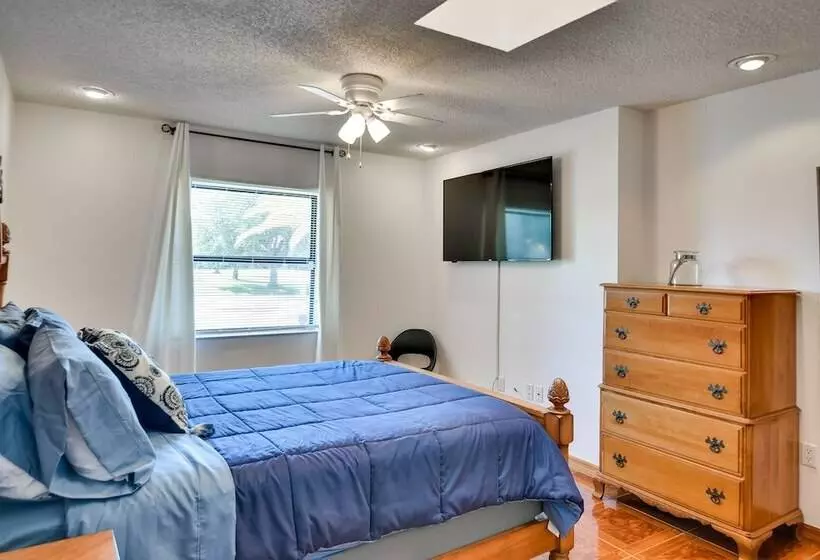 Lovely Palm Coast Retreat W/ Outdoor Kitchen