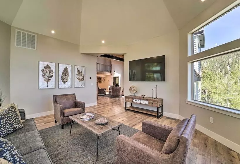 Luxe Reno Chalet W/ Mountain View: 3 Mi To Skiing!