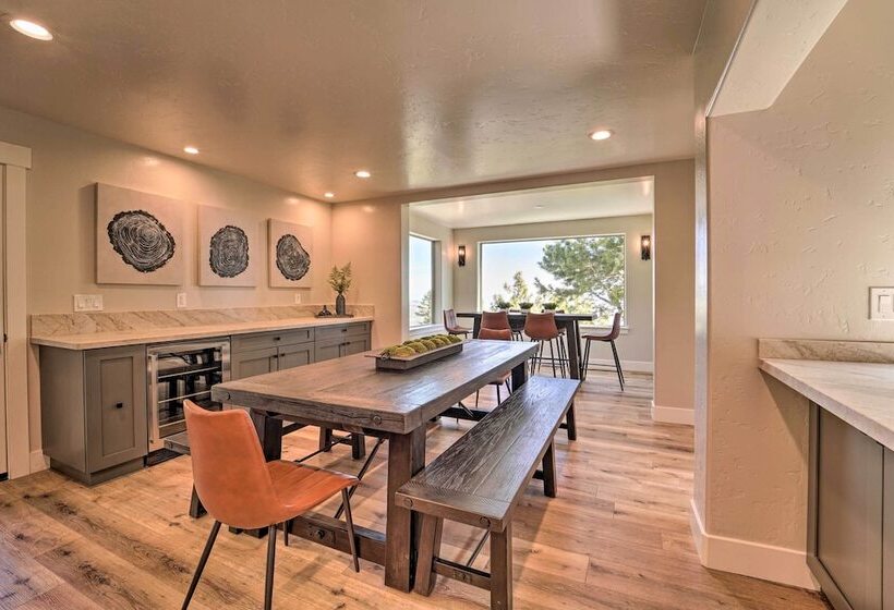 Luxe Reno Chalet W/ Mountain View: 3 Mi To Skiing!