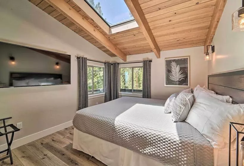 Luxe Reno Chalet W/ Mountain View: 3 Mi To Skiing!