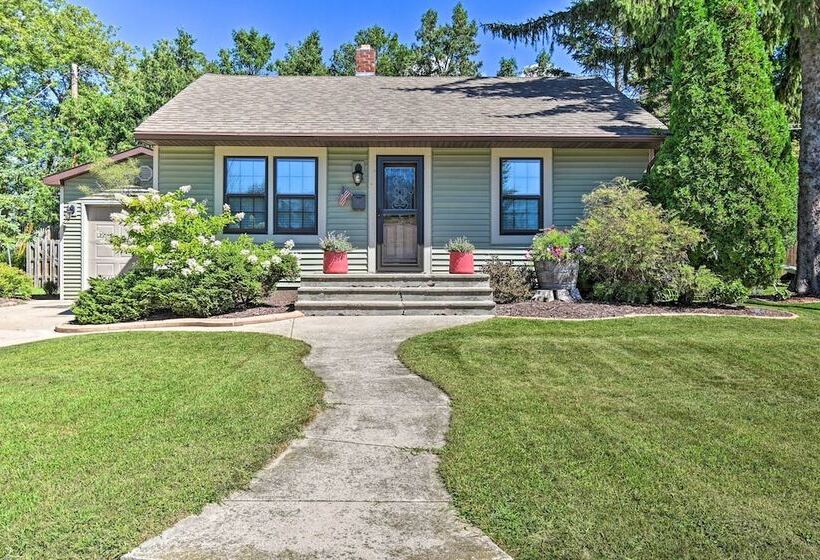 Modern Home W/ Backyard, 1 Mi To Dtwn Sturgeon Bay