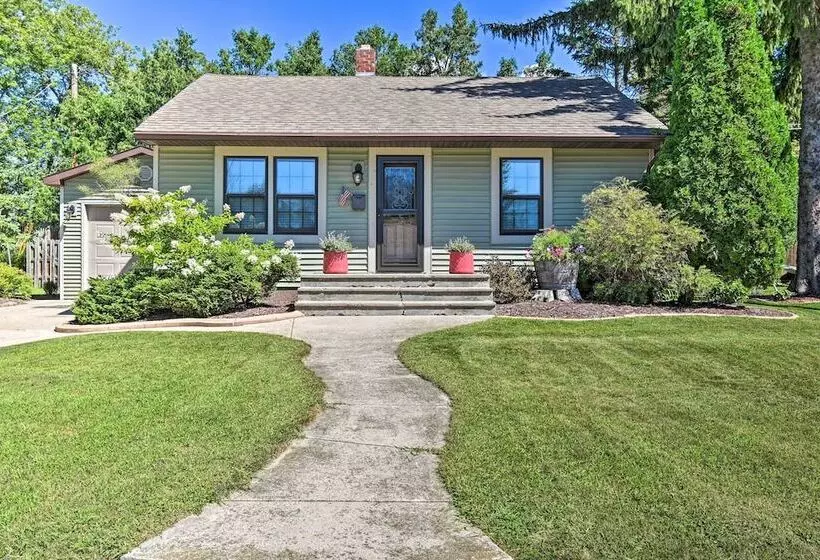 Modern Home W/ Backyard, 1 Mi To Dtwn Sturgeon Bay