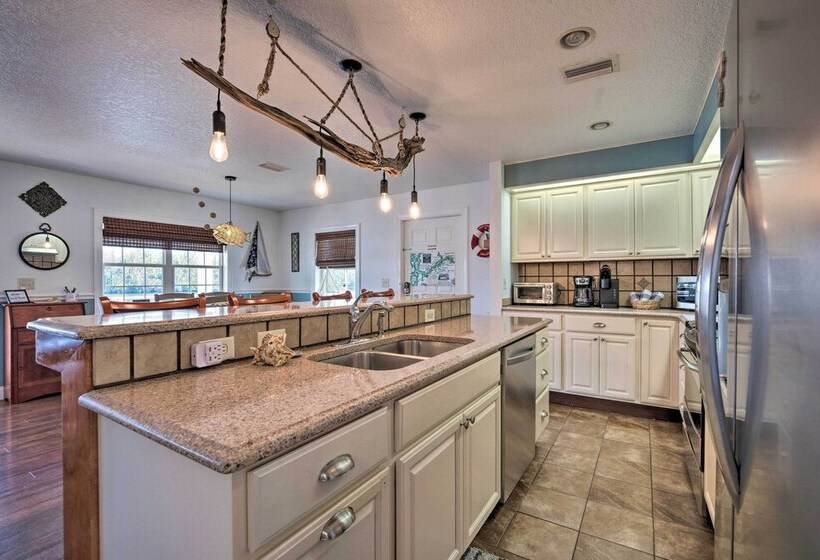 Riverfront Homosassa Retreat W/ Kayak & Boat Dock!