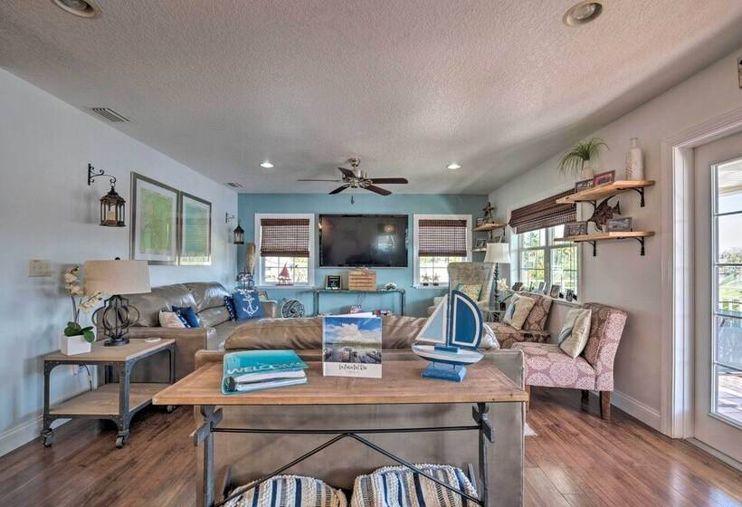 Riverfront Homosassa Retreat W/ Kayak & Boat Dock!