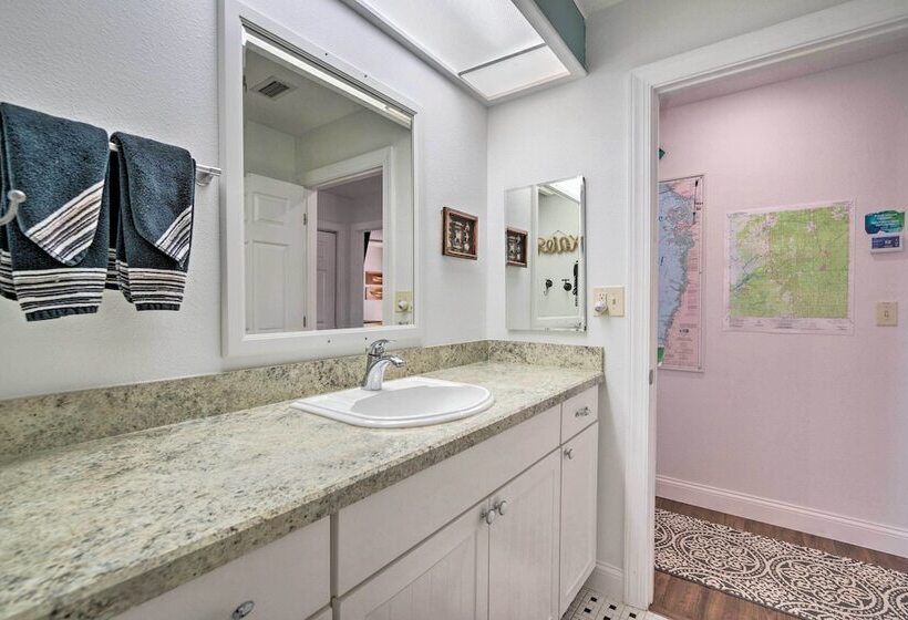 Riverfront Homosassa Retreat W/ Kayak & Boat Dock!