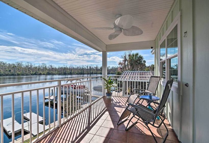 Riverfront Homosassa Retreat W/ Kayak & Boat Dock!