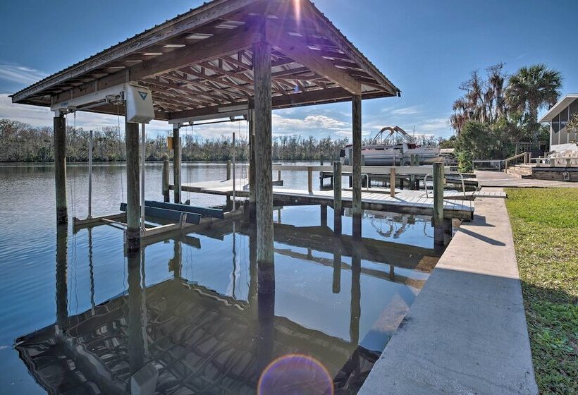 Riverfront Homosassa Retreat W/ Kayak & Boat Dock!