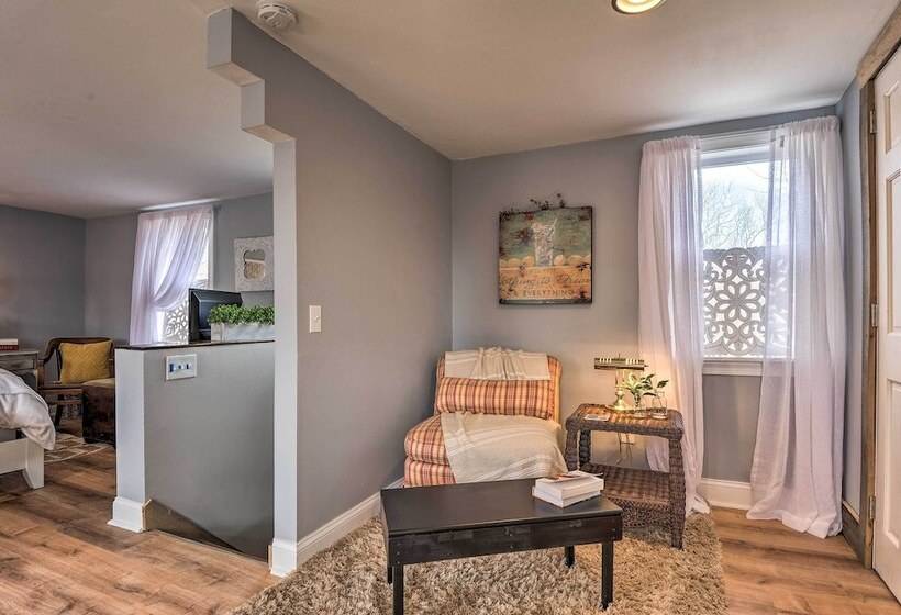 Secluded Lothian Farmhouse On 45 Acres W/ Fire Pit