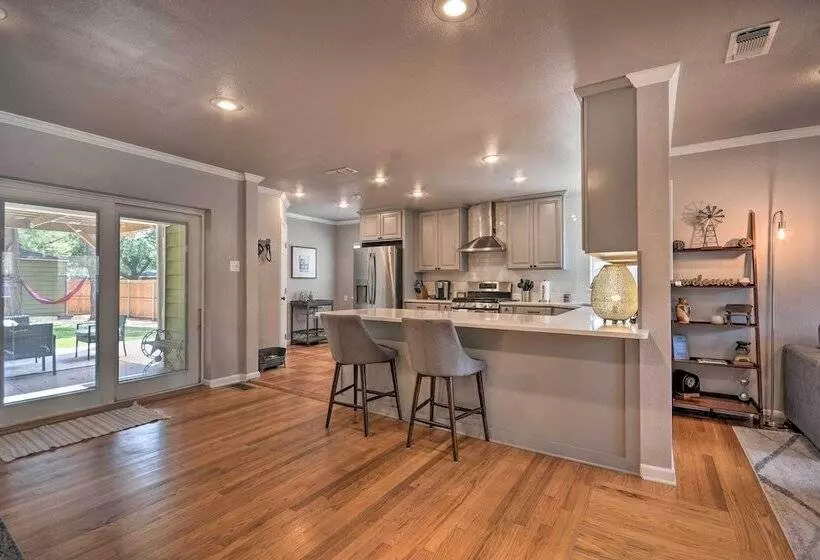 Stylish Home   Walk To Texas Tech University!