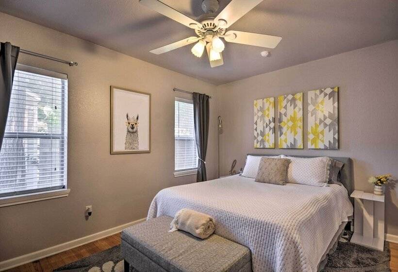 Stylish Home   Walk To Texas Tech University!