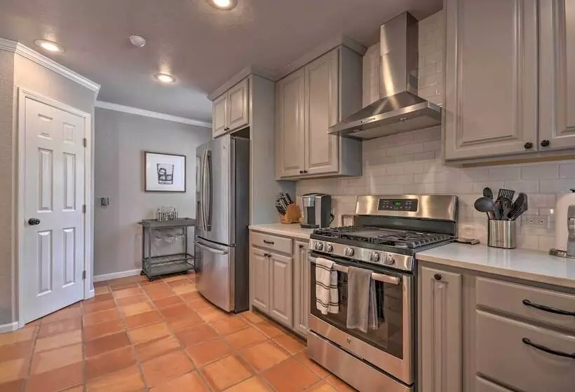 Stylish Home   Walk To Texas Tech University!