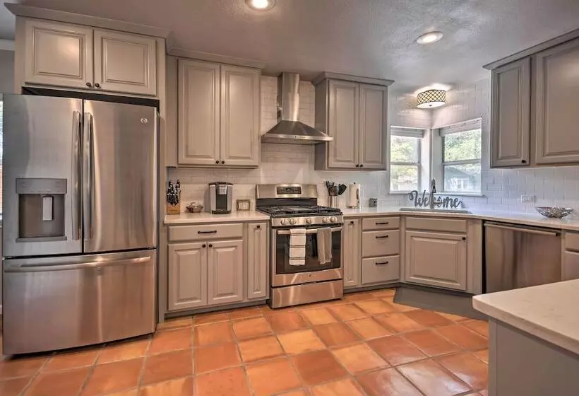 Stylish Home   Walk To Texas Tech University!