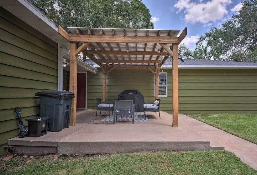 Stylish Home   Walk To Texas Tech University!