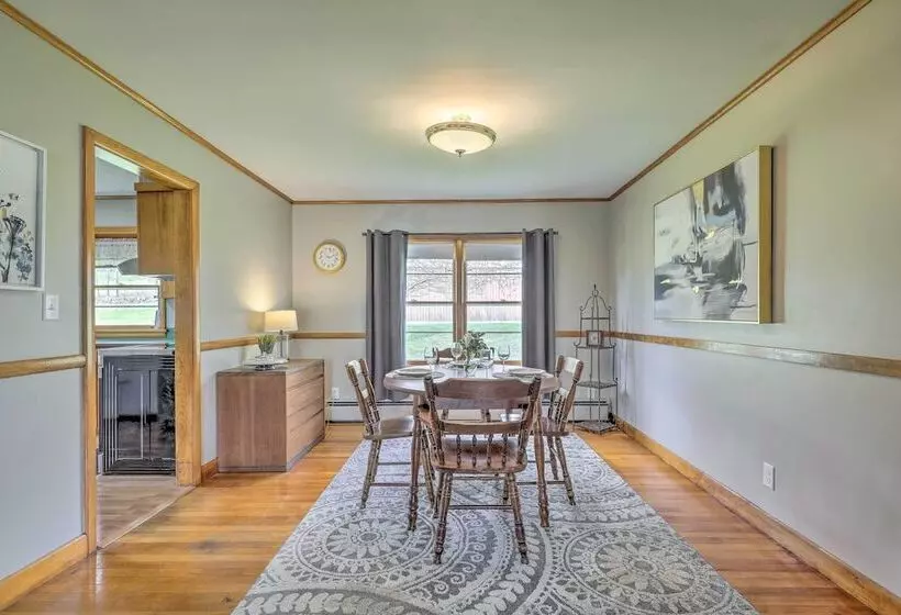 Tasteful Country Home On 5 Acres ~ 3 Mi To Lake!