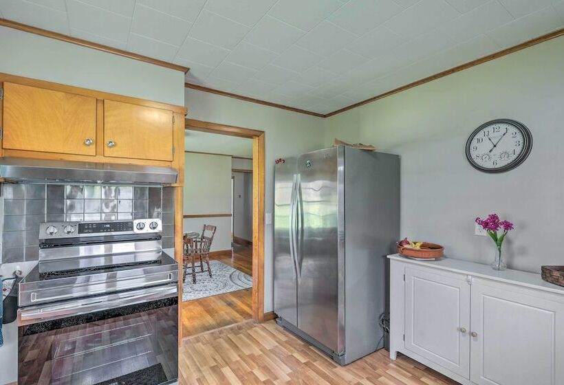 Tasteful Country Home On 5 Acres ~ 3 Mi To Lake!