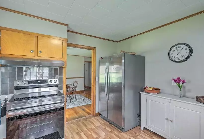 Tasteful Country Home On 5 Acres ~ 3 Mi To Lake!