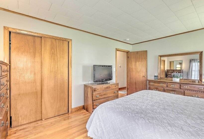 Tasteful Country Home On 5 Acres ~ 3 Mi To Lake!