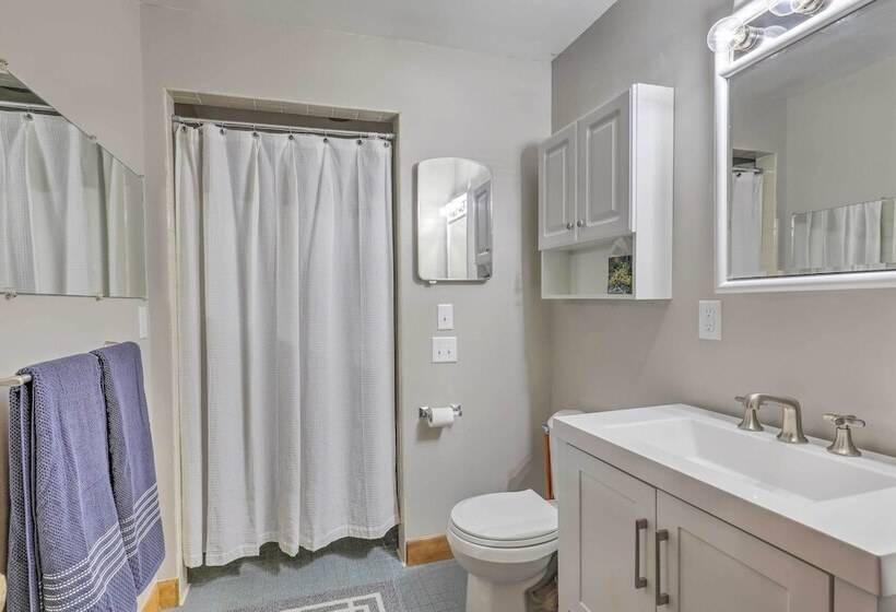 Tasteful Country Home On 5 Acres ~ 3 Mi To Lake!