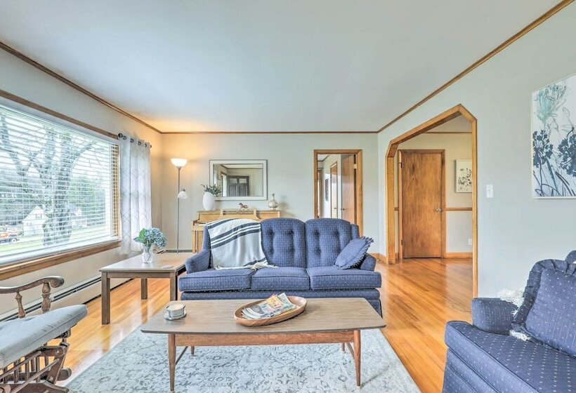 Tasteful Country Home On 5 Acres ~ 3 Mi To Lake!