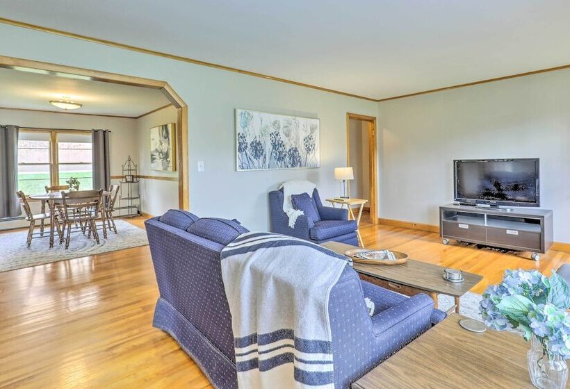 Tasteful Country Home On 5 Acres ~ 3 Mi To Lake!