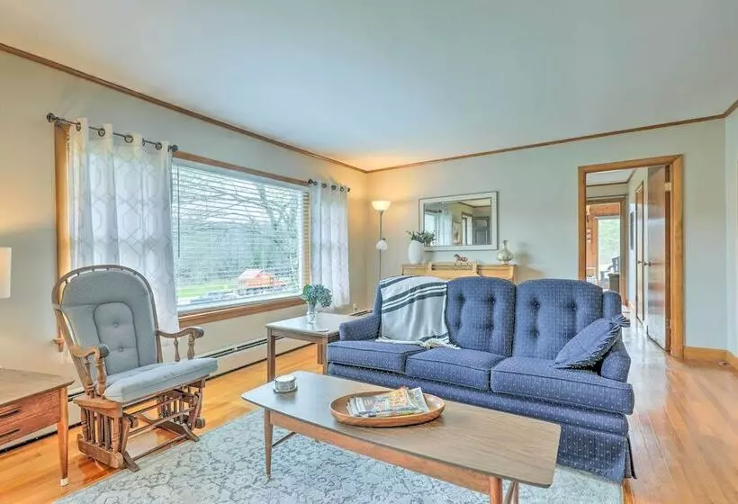 Tasteful Country Home On 5 Acres ~ 3 Mi To Lake!