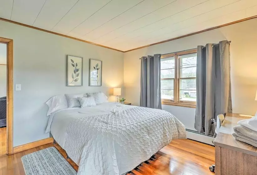 Tasteful Country Home On 5 Acres ~ 3 Mi To Lake!