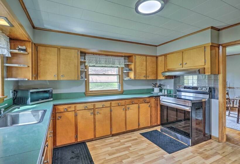 Tasteful Country Home On 5 Acres ~ 3 Mi To Lake!