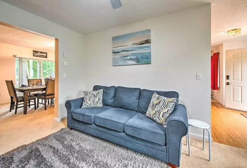 Jacuzzi & Resort Amenities: Tobyhanna Family Home!