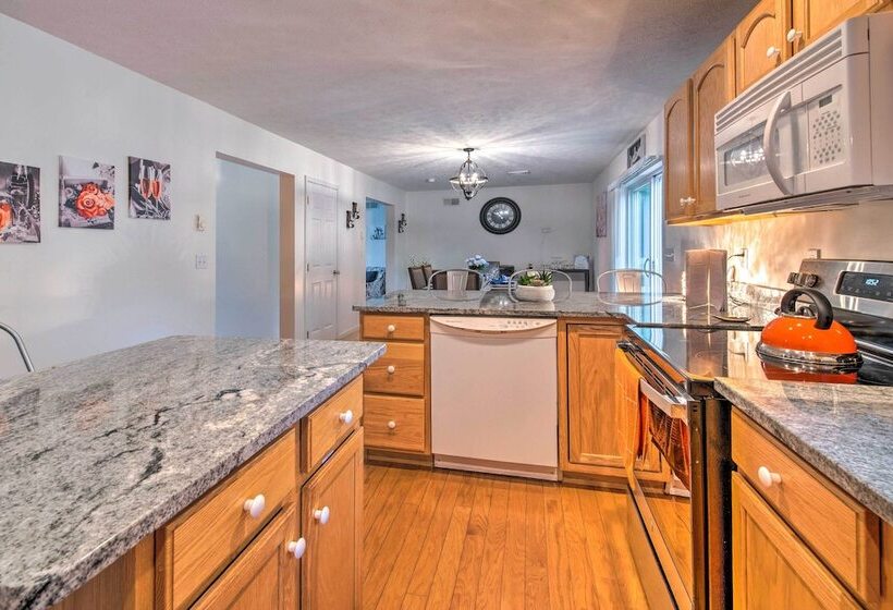 Jacuzzi & Resort Amenities: Tobyhanna Family Home!