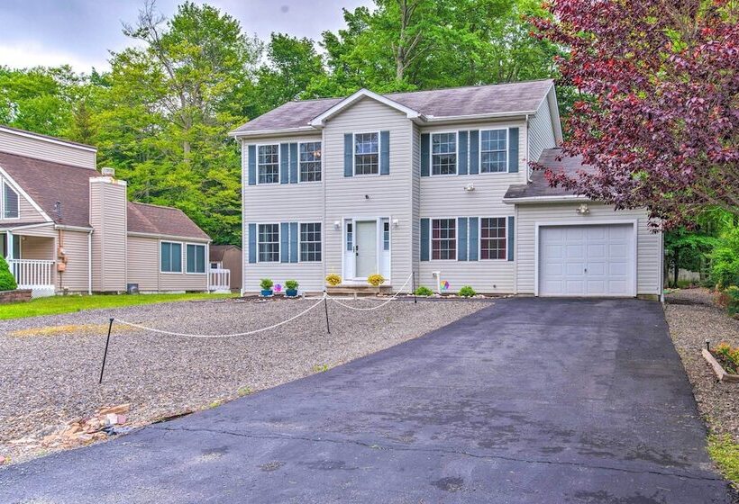 Jacuzzi & Resort Amenities: Tobyhanna Family Home!