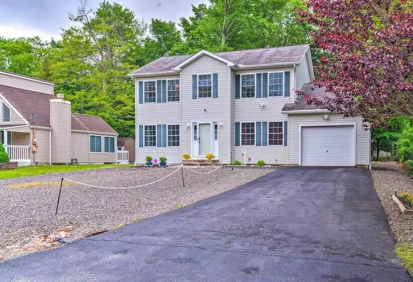 Jacuzzi & Resort Amenities: Tobyhanna Family Home!