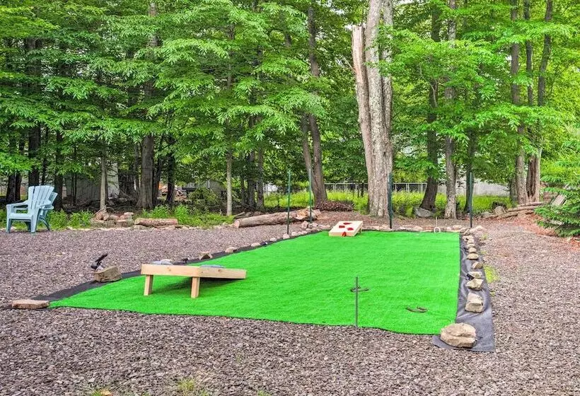 Jacuzzi & Resort Amenities: Tobyhanna Family Home!