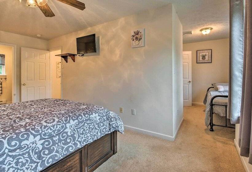 Jacuzzi & Resort Amenities: Tobyhanna Family Home!