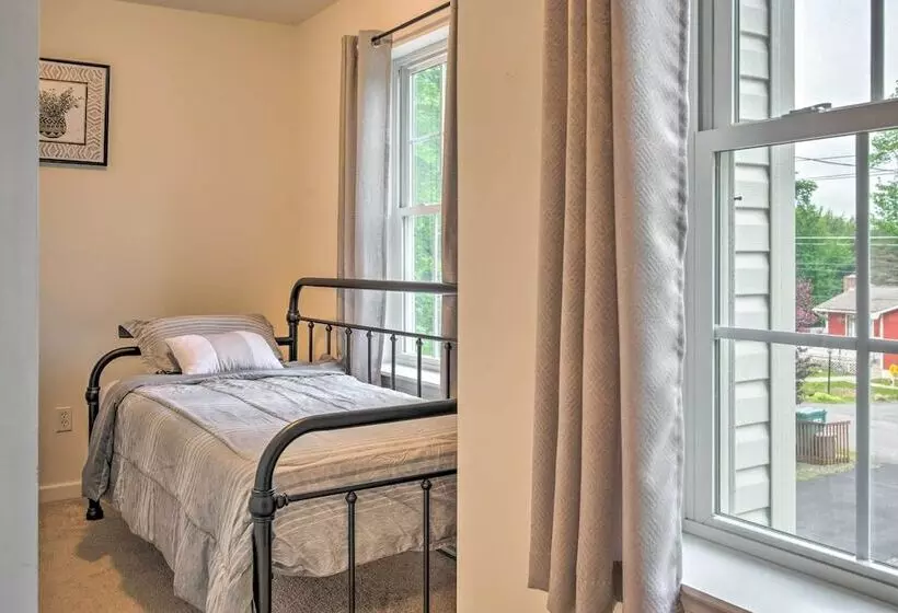 Jacuzzi & Resort Amenities: Tobyhanna Family Home!