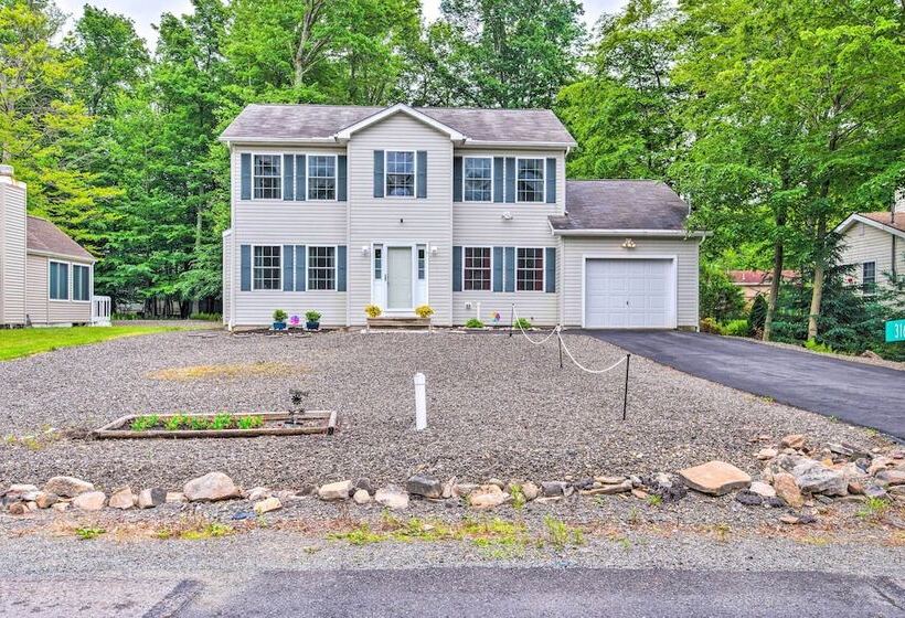 Jacuzzi & Resort Amenities: Tobyhanna Family Home!