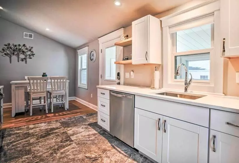 Updated Buzzards Bay Beach Cottage: Walk To Shore!