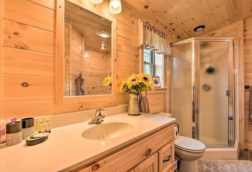 Upscale Cabin W/ Hot Tub & Deck In Wardensville!