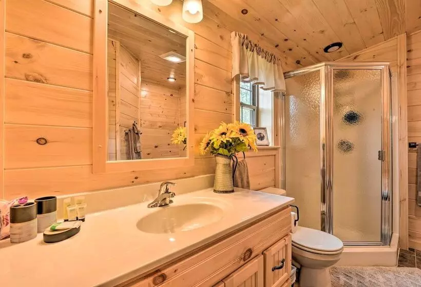 Upscale Cabin W/ Hot Tub & Deck In Wardensville!
