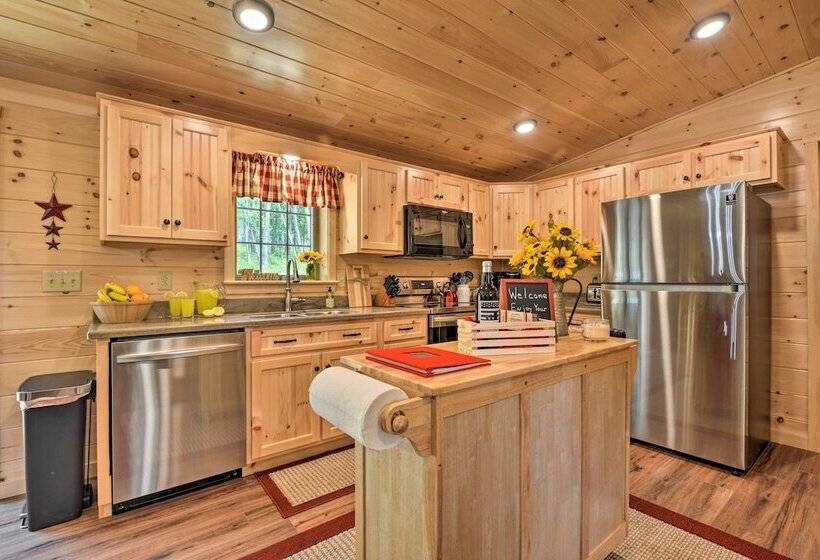 Upscale Cabin W/ Hot Tub & Deck In Wardensville!