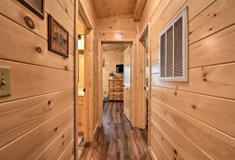 Upscale Cabin W/ Hot Tub & Deck In Wardensville!