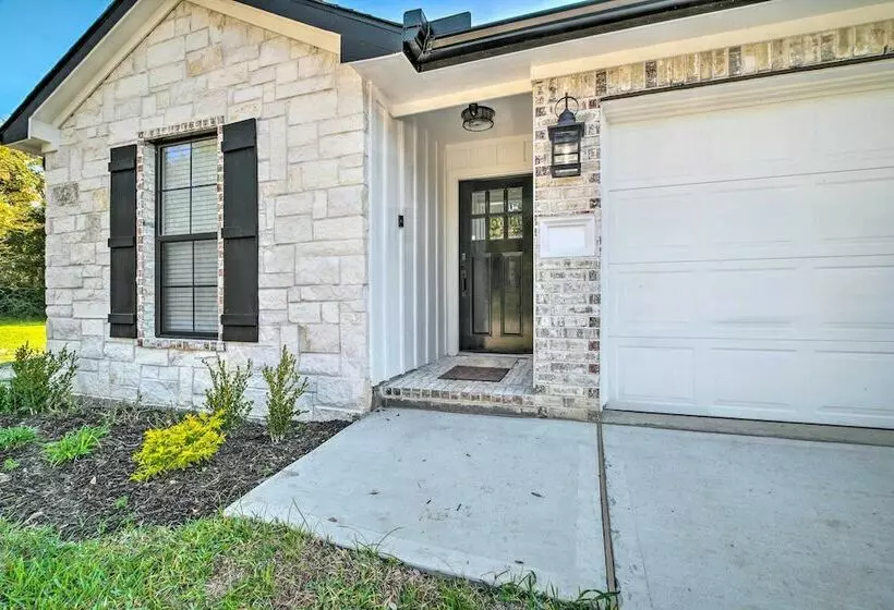Well Appointed Montgomery Home W/ Fenced Yard