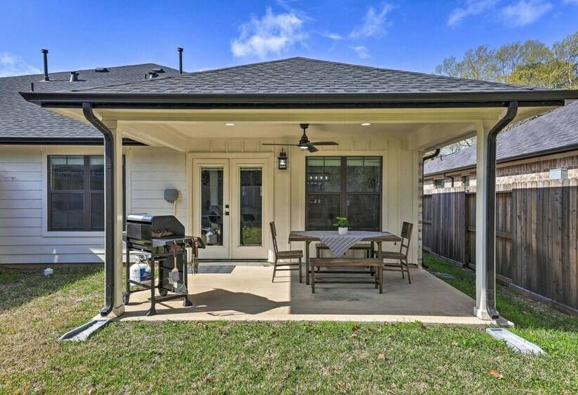 Well Appointed Montgomery Home W/ Fenced Yard