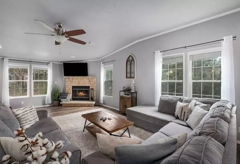 Canyon Lake Retreat W/ Hot Tub, Fire Pit & Grill!