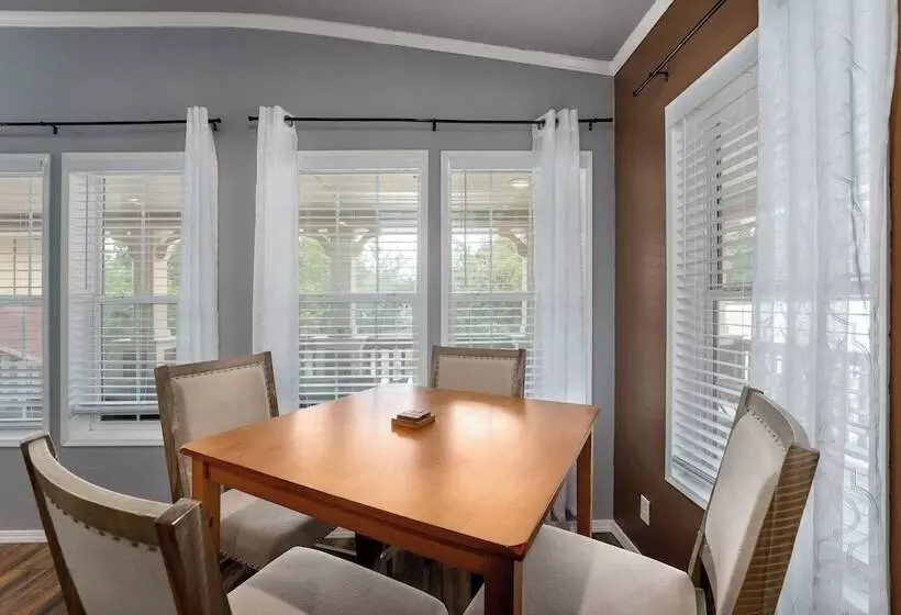 Canyon Lake Retreat W/ Hot Tub, Fire Pit & Grill!